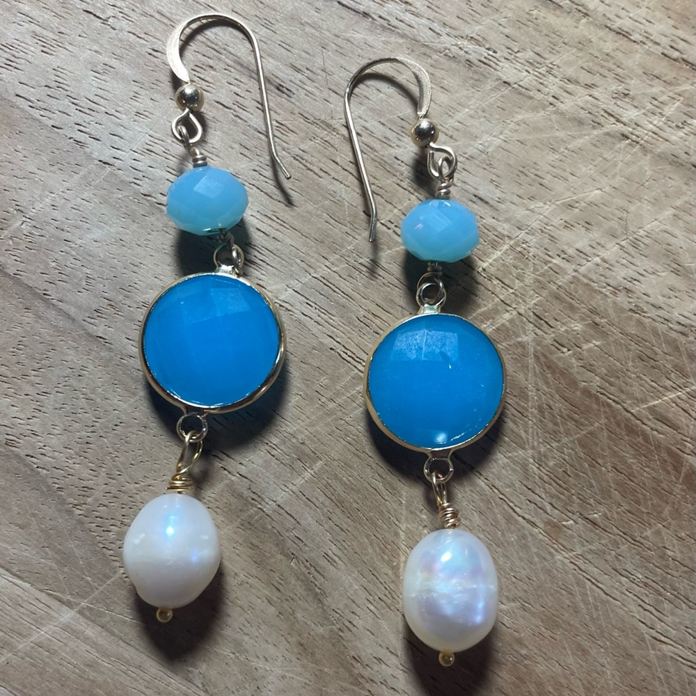 Pearl white barrel,Blue Jade, Blue Calcedony,  Lustrous Pearl. 14K wire. - Picture 2 of 5
